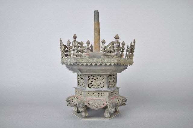 錫製幾何鏤雕六角燭台-2藏品圖，第4張