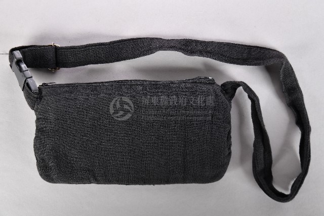 刺繡黑底拉鍊腰包藏品圖，第2張