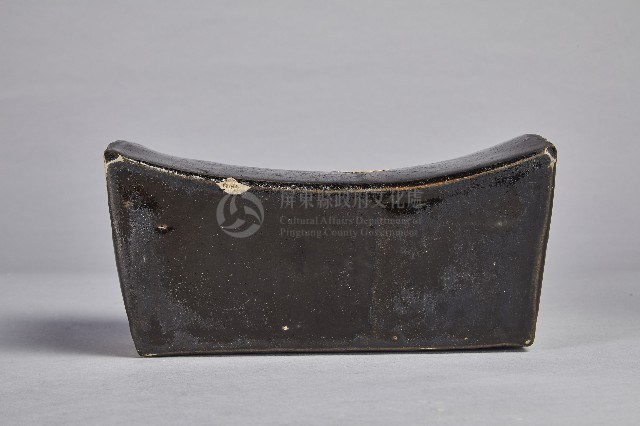 鏤雕葉紋雙一字陶枕藏品圖，第3張