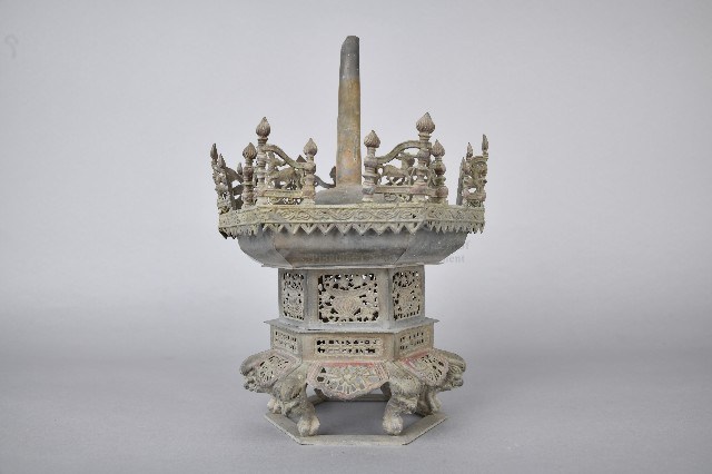 錫製幾何鏤雕六角燭台-2藏品圖，第3張