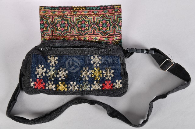 刺繡黑底拉鍊腰包藏品圖，第3張