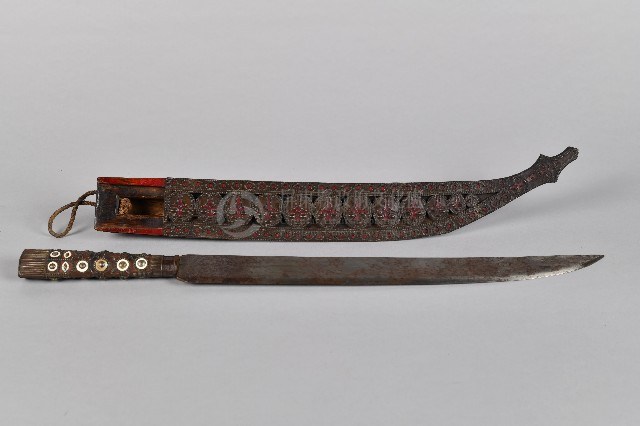 鏤雕鑲嵌金屬貝母佩刀藏品圖，第3張
