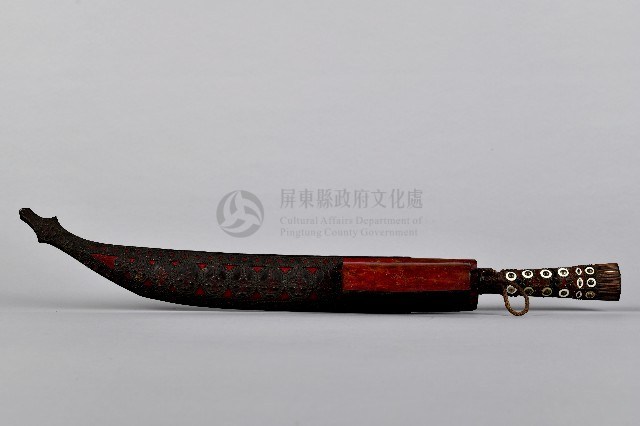 鏤雕鑲嵌金屬貝母佩刀藏品圖，第1張