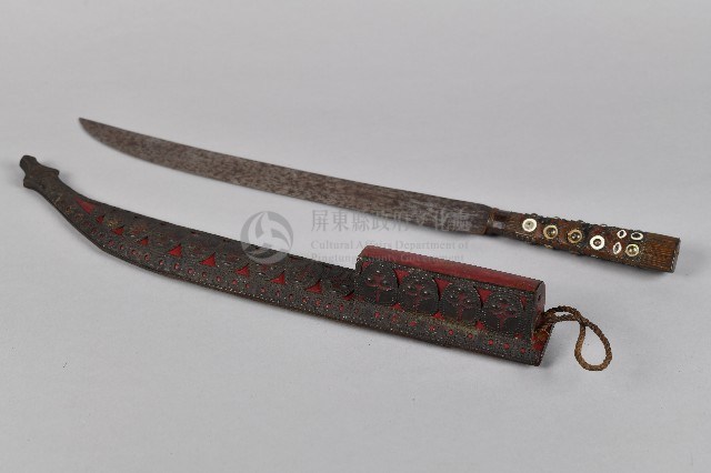 鏤雕鑲嵌金屬貝母佩刀藏品圖，第4張