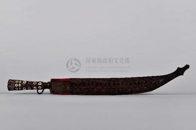 鏤雕鑲嵌金屬貝母佩刀藏品圖，第2張