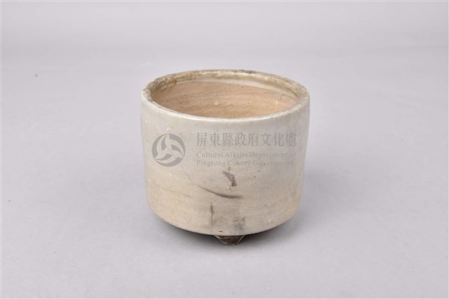 白釉歛口三足爐藏品圖，第1張