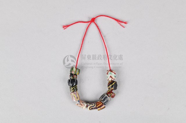 彩色琉璃手鍊藏品圖，第2張