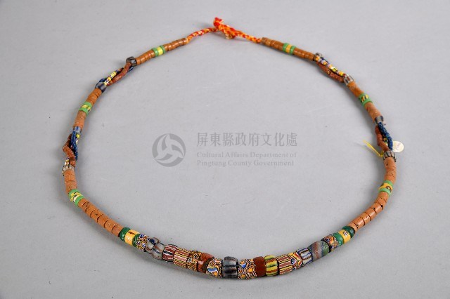黑絨布女性服飾-琉璃珠飾藏品圖，第1張