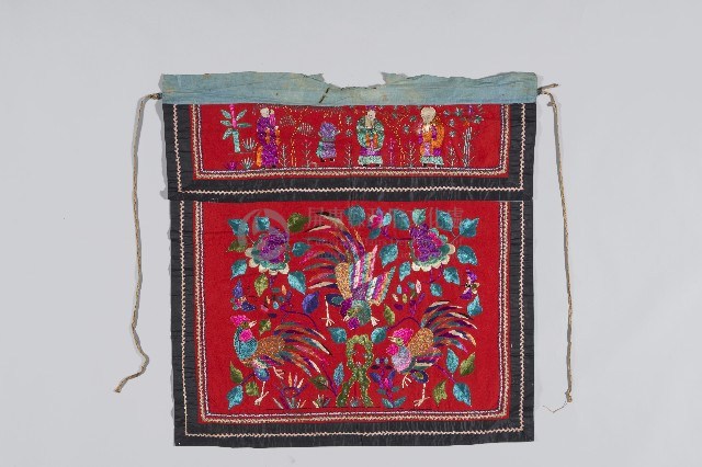 刺繡紅底黑邊彩雞桌裙藏品圖，第1張