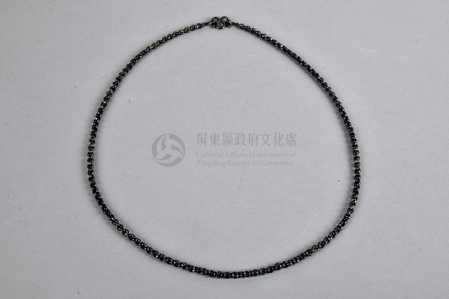 黑絨布女性服飾-金屬鍊藏品圖，第1張