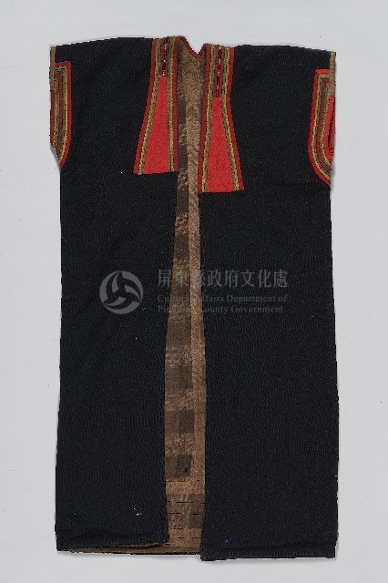 刺繡黑底卑南王長衣藏品圖，第1張