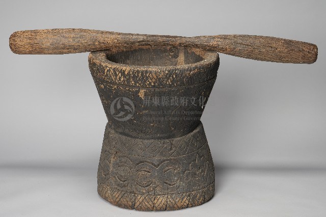 浮雕幾何百步蛇紋杵臼藏品圖，第1張