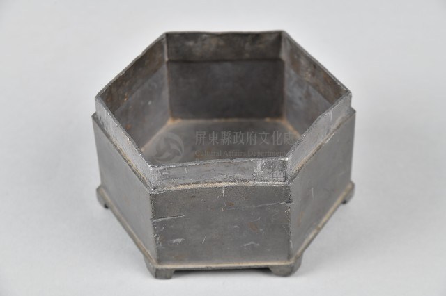 錫合金製六足素面單層粉餅盒-盒身藏品圖，第1張