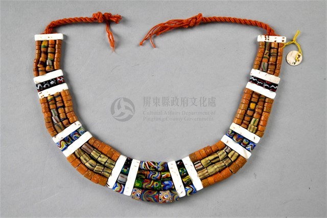 黑絨布女性服飾-琉璃墜飾藏品圖，第2張
