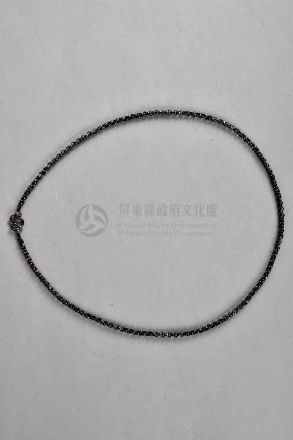 黑絨布女性服飾-金屬鍊藏品圖，第2張
