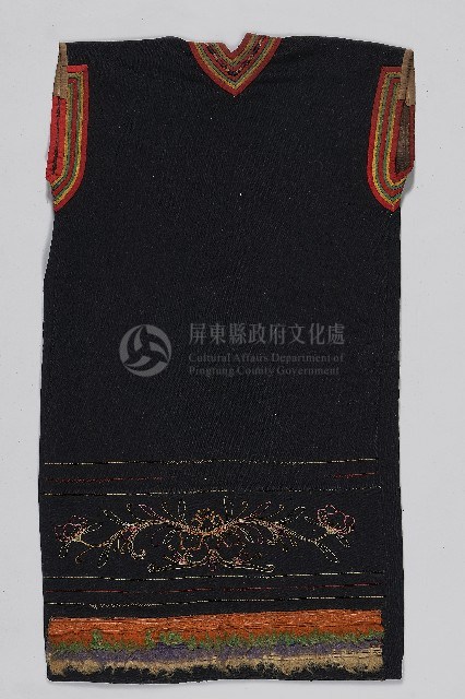 刺繡黑底卑南王長衣藏品圖，第2張