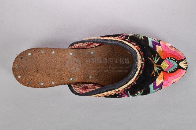 黑底紅花刺繡拖鞋-右藏品圖，第2張