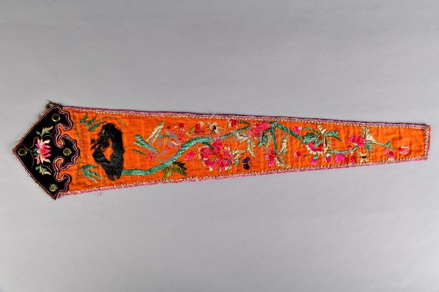 刺繡紅底連枝牡丹紋劍帶-2藏品圖，第1張