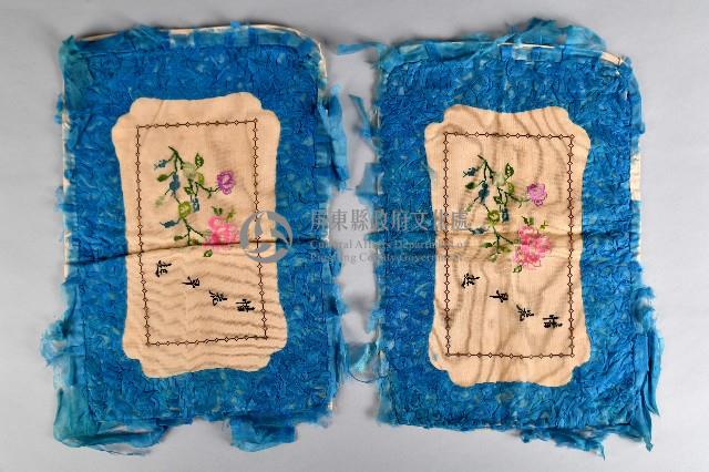 刺繡白底藍色絲絹枕頭套藏品圖，第1張