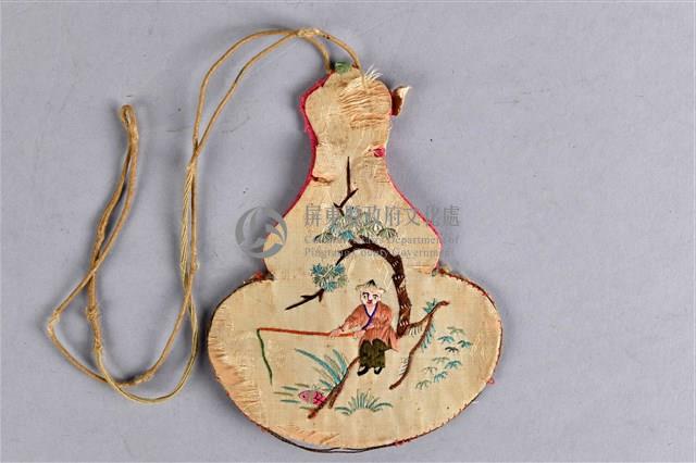 白底垂釣翁鏽花葫蘆形煙袋藏品圖，第1張