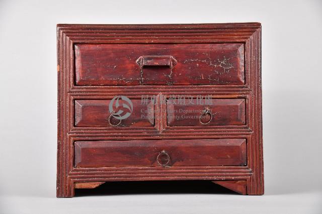 桌上型紅褐色木製三層櫃藏品圖，第2張