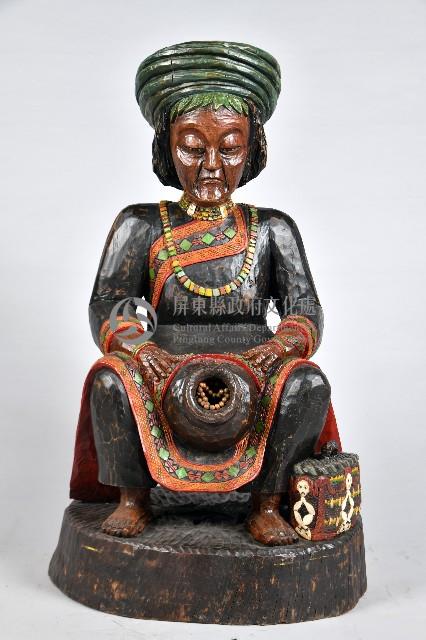 彩繪坐像盛裝女性巫師雕像藏品圖，第1張