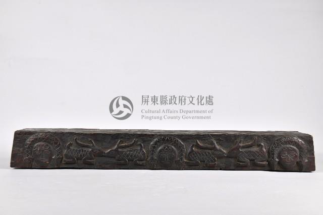 浮雕人面百步蛇及雄鹿木製雙人枕藏品圖，第2張