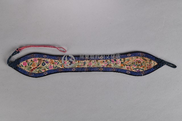 白底藍邊鳥蝶繡花抹額藏品圖，第1張