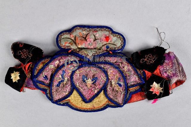 紫底花草刺繡蓮花造型抹額藏品圖，第2張