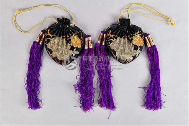 金綠色釘線葡萄刺繡黑香包藏品圖，第1張