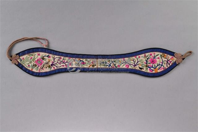 白底藍邊繡花鳥蝶抹額藏品圖，第1張