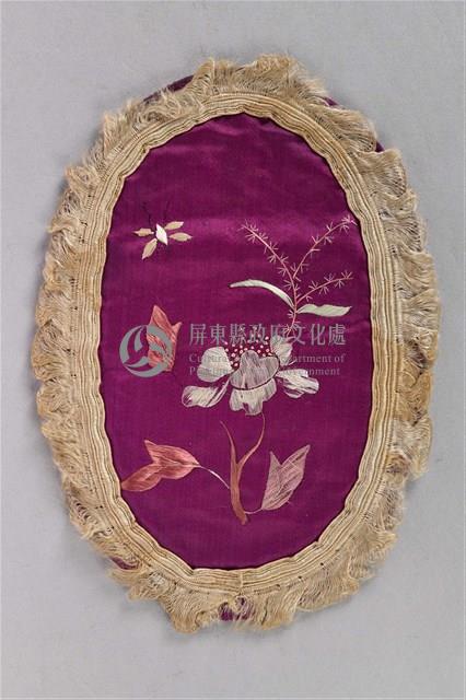 刺繡紫底花草人像鐘罩藏品圖，第1張