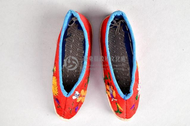 紅底花草刺繡童鞋藏品圖，第2張