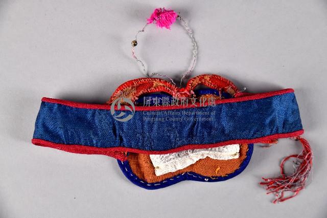 青底花草刺繡童帽藏品圖，第2張