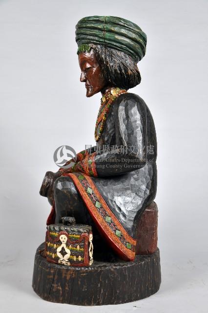 彩繪坐像盛裝女性巫師雕像藏品圖，第2張