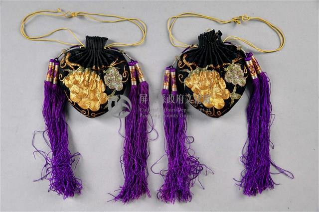 金綠色釘線葡萄刺繡黑香包藏品圖，第2張