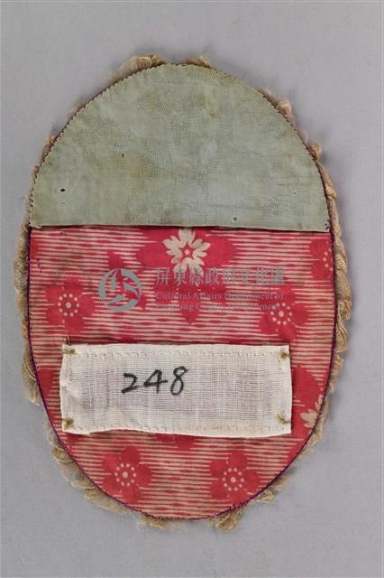 刺繡紫底花草人像鐘罩藏品圖，第2張