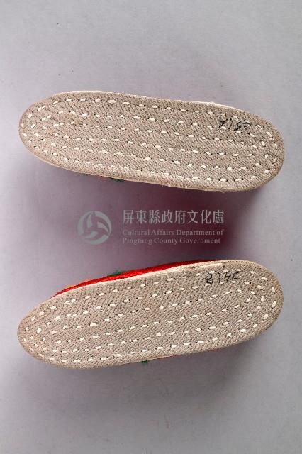 紅底花草刺繡童鞋藏品圖，第3張