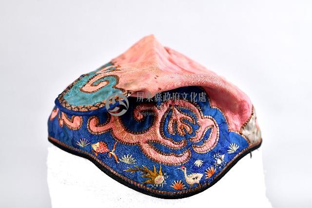 桃紅底藍邊刺繡織布帽藏品圖，第4張