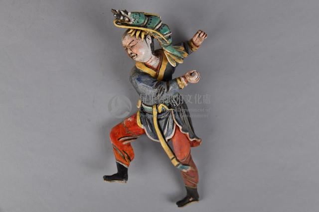藍衣紅褲頭頂巨蝦男子像交趾陶藏品圖，第2張