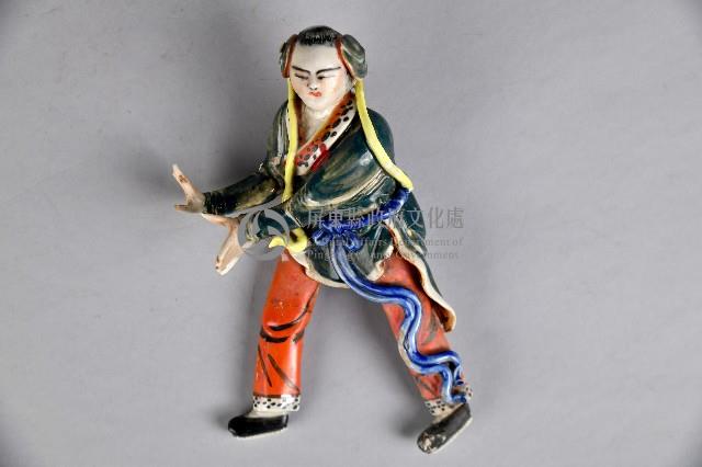 綠衣紅褲雙髻童子像交趾陶藏品圖，第2張