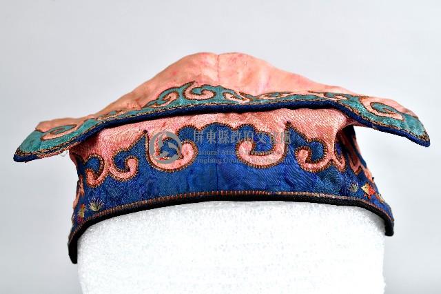 桃紅底藍邊刺繡織布帽藏品圖，第3張