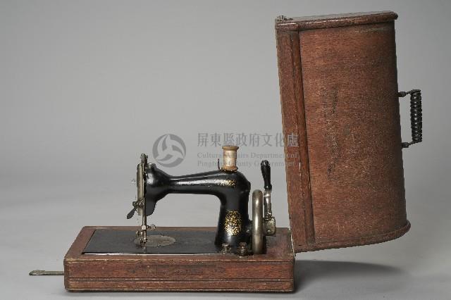 LEAD牌手搖式縫紉機藏品圖，第1張