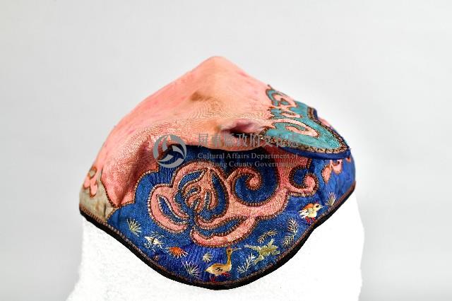 桃紅底藍邊刺繡織布帽藏品圖，第5張