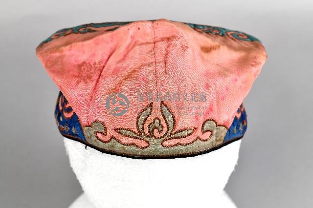 桃紅底藍邊刺繡織布帽藏品圖，第1張