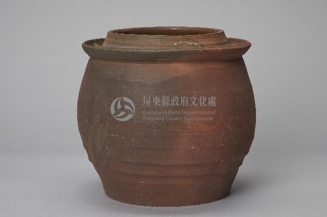 陶製紅胎素面有槽醃菜甕藏品圖，第1張