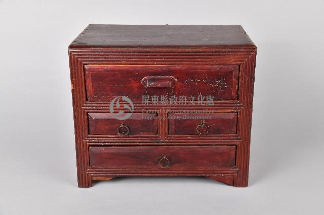 桌上型紅褐色木製三層櫃藏品圖，第1張