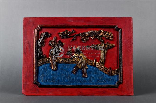 金漆持花人像木雕牌飾藏品圖，第1張