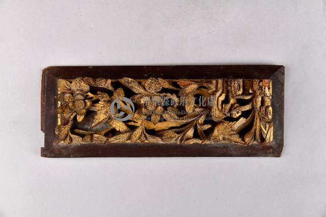 鏤空金漆花鳥紋牌飾藏品圖，第1張