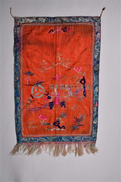 刺繡紅底花草人像鏡罩藏品圖，第1張